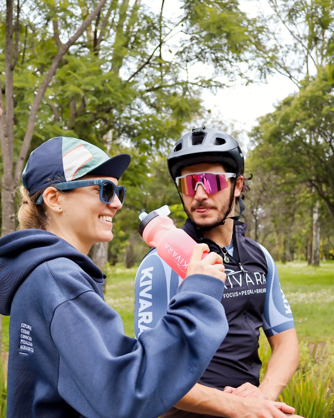 Dos ciclistas con KIVARA haciendo una pausa de hidratación durante la rodada del martes